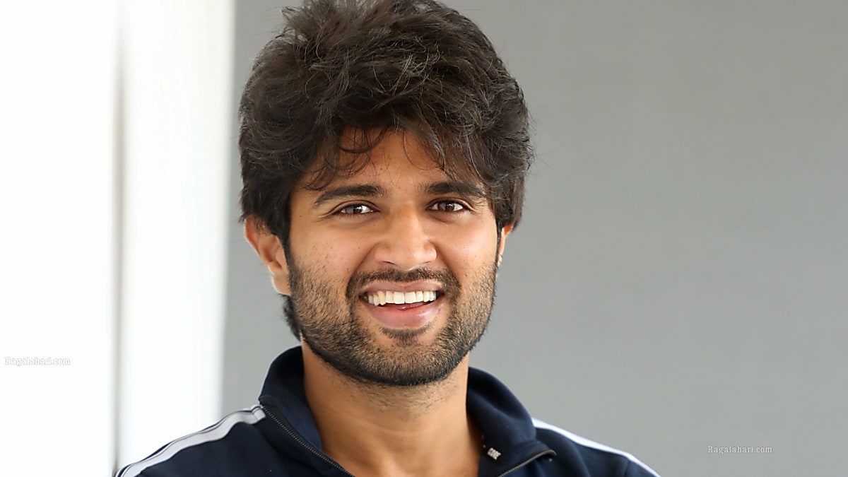 VIRAL VIDEO Vijay Deverakonda Hugs To Console A Crying Fan  All His  GirlFans NEED To Watch This