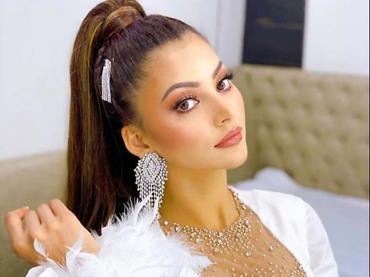 Urvashi Rautela Photos: Urvashi Rautela Latest Photo In Blue Gown Setting  Internet On Fire | Urvashi Rautela Photos: ब्लू ऑफ शोल्डर गाउन में Urvashi  Rautela का दिखा खूबसूरत अंदाज, फोटो देख इंटरनेट