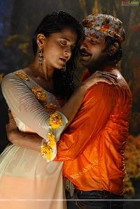 Hot Poses of Ravi Teja-Anushka from Baladoor