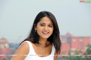 Anushka Photo Gallery/Wallpapers from Sowryam